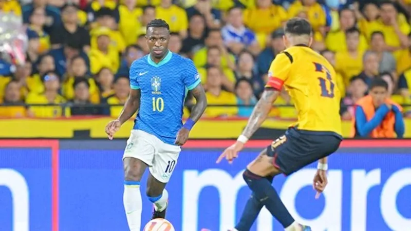 Vinicius khoác chiếc áo số 10 khi Brazil có trận hòa 0-0 thiếu sức sống trên sân Ecuador.