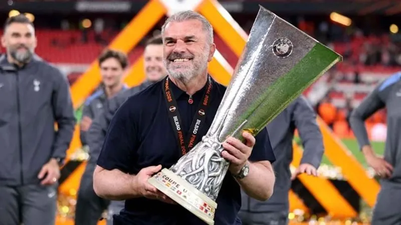 HLV Ange Postecoglou với chiếc cúp Europa League và là danh hiệu đầu tiên sau 17 năm