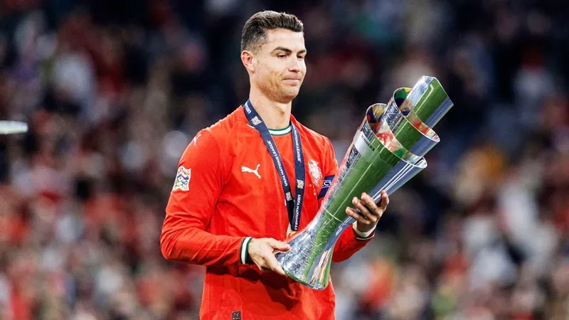 Cristiano Ronaldo xác nhận cam kết với Al Nassr sau khi giúp Bồ Đào Nha vô địch UEFA Nations League.