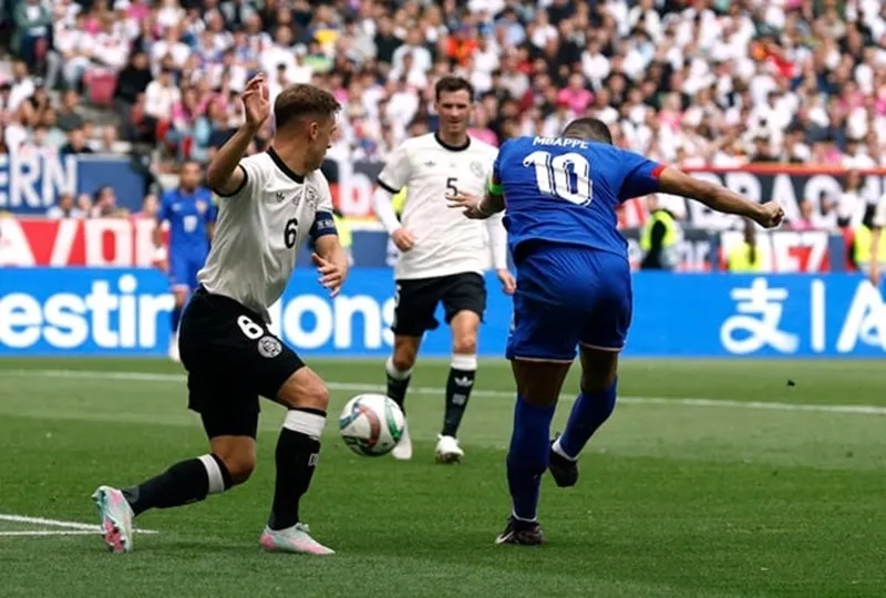 Kylian Mbappe tung cú sút chân phải vào góc xa