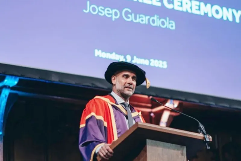 HLV Pep Guardiola đã được Đại học Manchester trao tặng bằng danh dự.