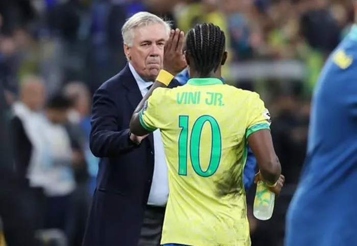 Vinicius dành tặng bàn thắng và chiến thắng đầu tiên cho HLV Carlo Ancelotti. Carlo Ancelotti.jpg