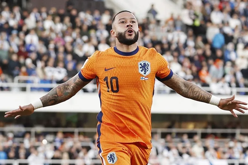 Memphis Depay cân bằng kỷ lục ghi 50 bàn cho đội tuyển Hà Lan của tiền đạo Robin van Persie.