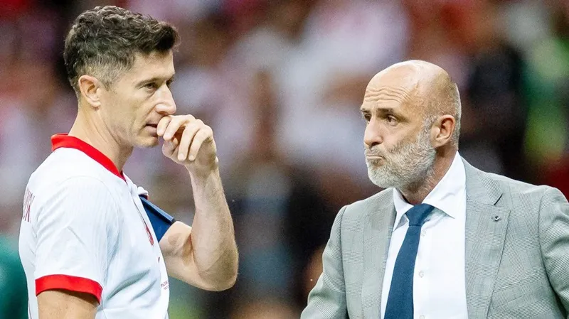 HLV Michal Probierz từ chức sau khi nổ ra bất đồng với tiền đạo ngôi sao Robert Lewandowski.