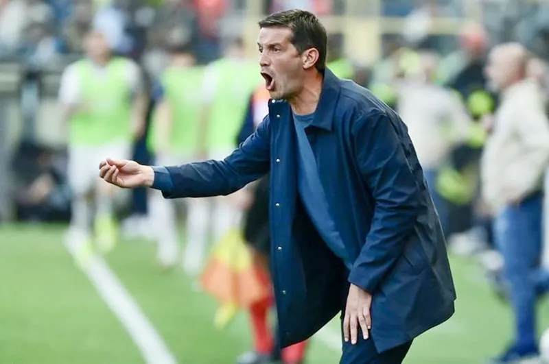 Chivu chưa bao giờ là một HLV hàng đầu cho đến tháng 2 năm ngoái khi rời đội U19 của Inter và tiếp quản Parma. FIFA Club World Cup 1.jpg