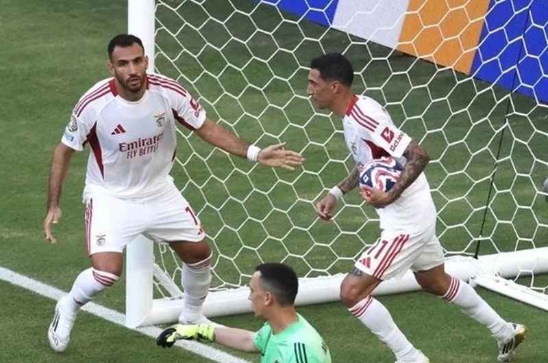 Angel Di Maria thành công từ chấm 11 mét giúp Benfica thu hẹp cách biệt ở phút 45+3. Angel Di Maria.jpg