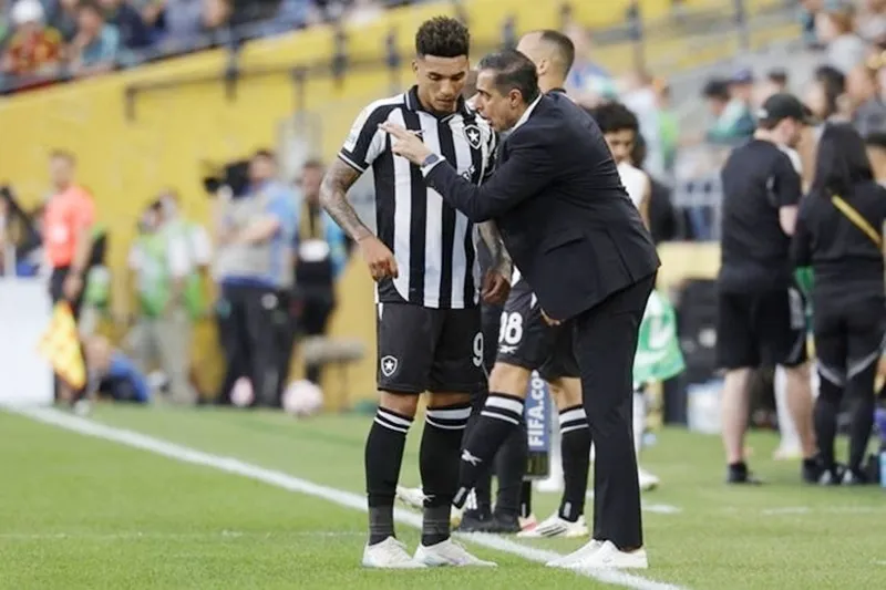 HLV Renato Paiva chỉ đạo các học trò Botafogo