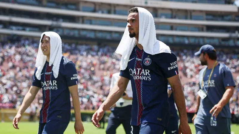 Cầu thủ Paris Saint-Germain dùng mọi cách làm mát sau chiến thắng 4-0 trước Atletico Madrid vào Chủ Nhật