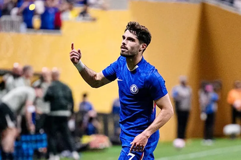 Pedro Neto ghi bàn mở tỷ số trong hiệp 1 Galatasaray.jpg