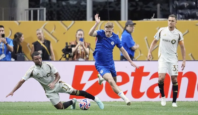 Tiền đạo Liam Delap ra mắt và thổi luồng gió mới vào cách chơi tấn công của Chelsea. Liam Delap.jpg