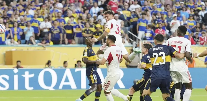 Nicolas Otamendi đánh đầu ghi bàn giúp Benfica ngược dòng gỡ hòa 2-2 trước Boca Juniors.