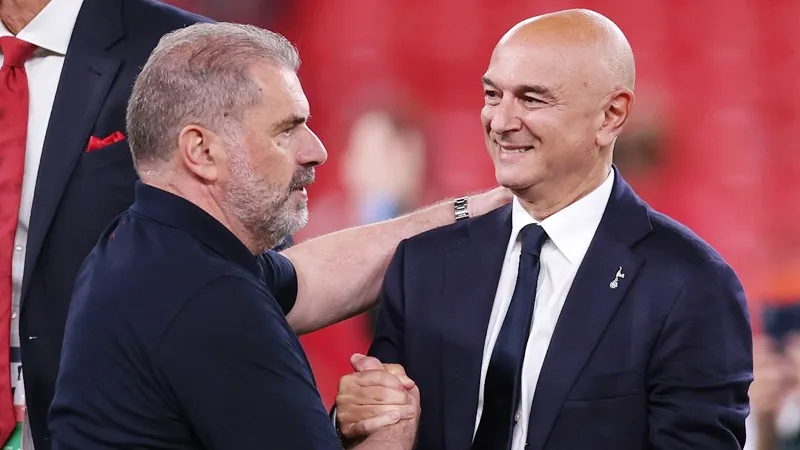 Daniel Levy ra quyết định sa thải Ange Postecoglou không lâu sau khoảnh khắc ăn mừng danh hiệu Europa League.