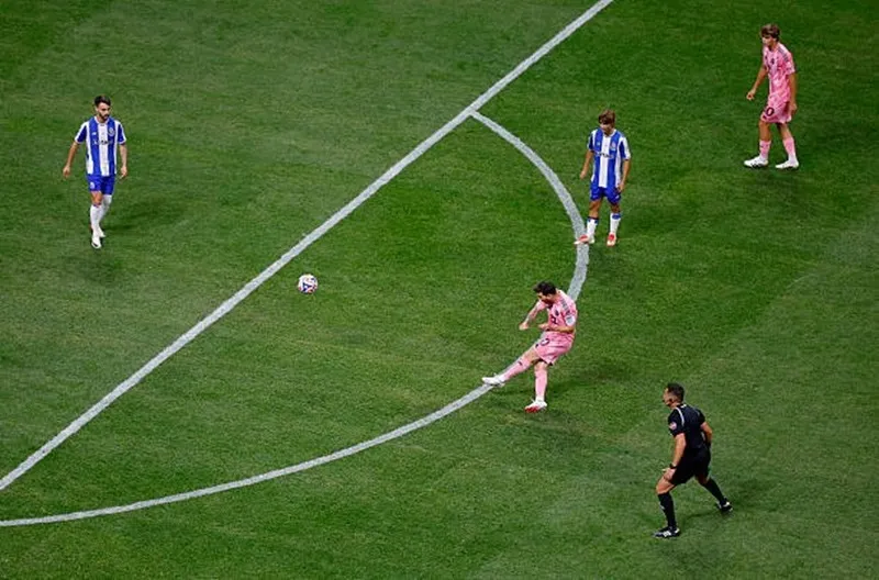 Cú sút phạt thành bàn đẳng cấp của Messi Lionel Messi.jpg
