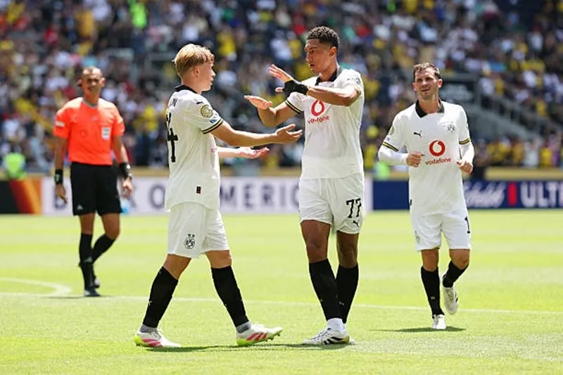 Jobe Bellingham (số 77) đóng góp một bàn thắng trong chiến thắng 4-3 của Dortmund trước Mamelodi Sundowns