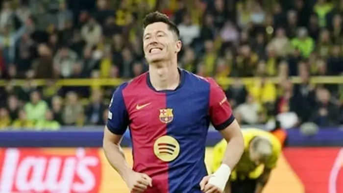 Lewandowski sẽ ở lại nhưng cần xoay tua đội hình
