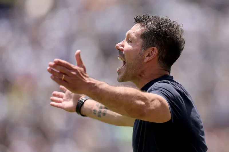 Diego Simeone chỉ trích công tác trọng tài kém cỏi đã “làm hại” Atletico Madrid.