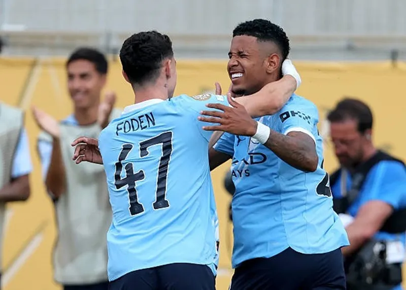 Foden và Savinho ăn mừng sau bàn thắng thứ 4 của Man.City Lionel Messi.jpg