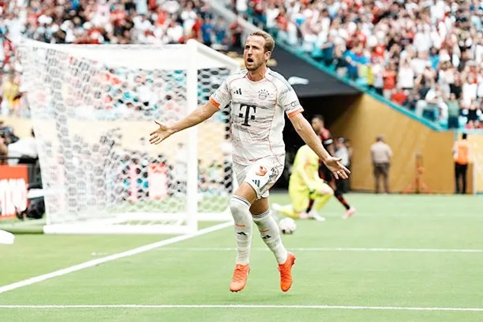 Kane ăn mừng bàn thắng ghi được trong hiệp 1 Enzo Maresca1.jpg