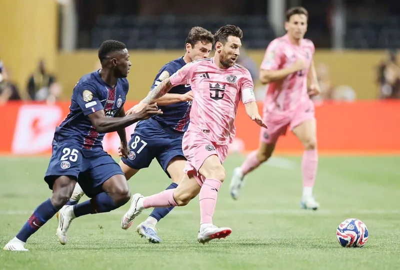 Những nỗ lực cá nhân của Lionel Messi là quá ít để san lấp khoảng cách đẳng cấp. Luis Enrique.jpeg