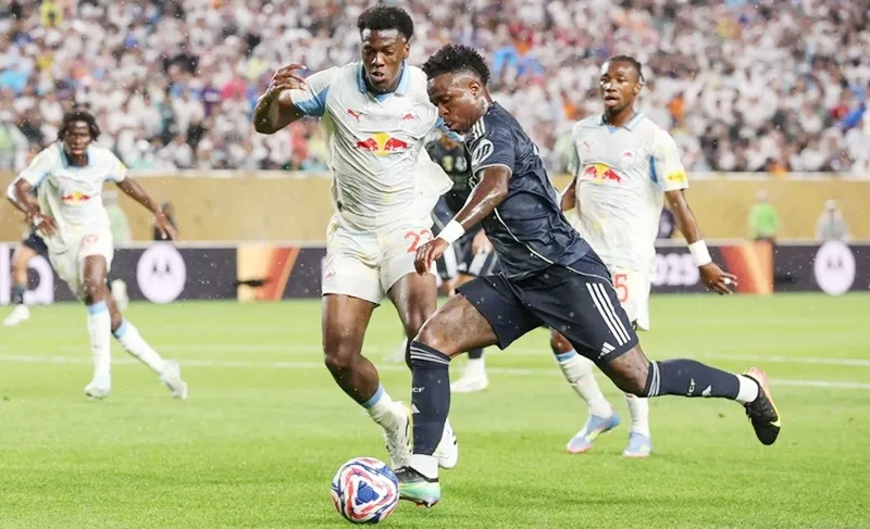 Vinicius ghi bàn và kiến tạo trong chiến thắng 3-0 trước Salzburg ở lượt đấu cuối vòng bảng.