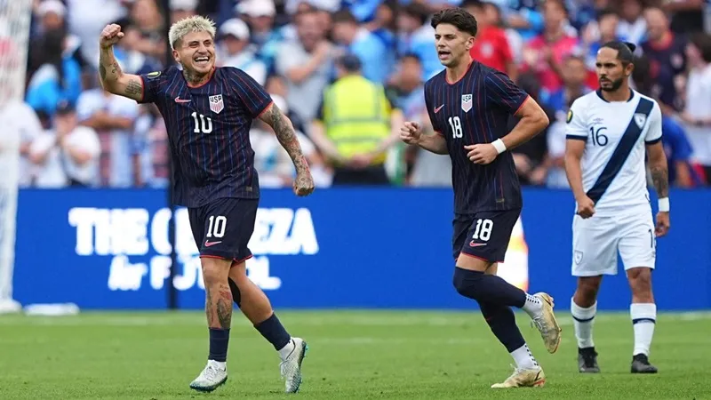 Diego Luna (10) ghi 2 bàn đưa tuyển Mỹ vào chung kết Gold Cup CONCACAF gặp đại kình địch Mexico.