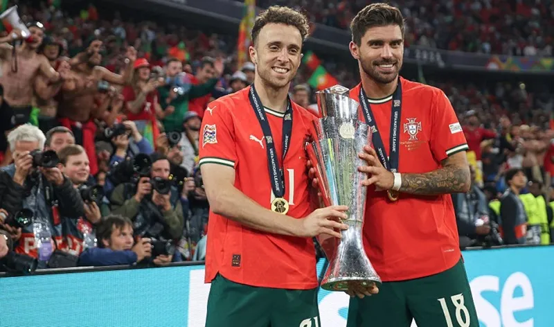 Diogo Jota (trái) và Ruben Neves mừng danh hiệu UEFA Nations League vào tháng trước.
