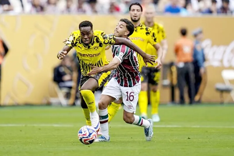 Jamie Gittens (trái) tiếp tục tỏa sáng đưa Borussia Dortmund vào tứ kết FIFA Club World Cup.
