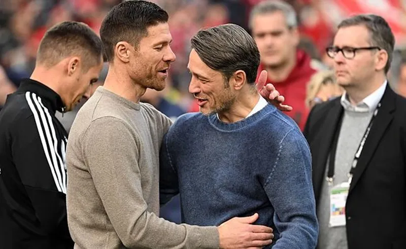 HLV Niko Kovac (phải) và Alonso đã quen thuộc nhau tại Bundesliga. Xabi Alonso.jpg