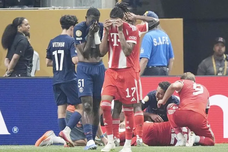 Biến cố khiến Bayern Munich thua 0-2 trước Paris Saint-Germain và dừng bước ở tứ kết FIFA Club World Cup. Bayern Munich1.jpg