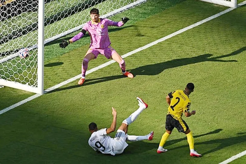 Siêu phẩm móc bóng của Kylian Mbappe Estevao.jpg