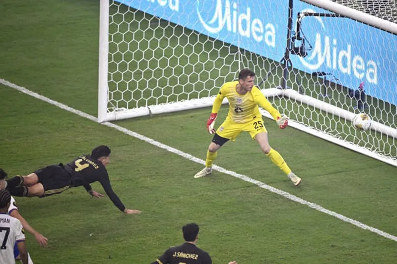 Cú đánh đầu của Edson Alvarez mang về cho Mexico chiến thắng 2-1 trước chủ nhà Mỹ. 7f3bc0fa-d0c7-4b06-a8eb-48a1e96351ea.jpg