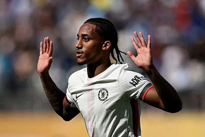 Joao Pedro là ngôi sao sáng nhất trận khi ghi cả 2 bàn thắng Florian Wirtz.jpg