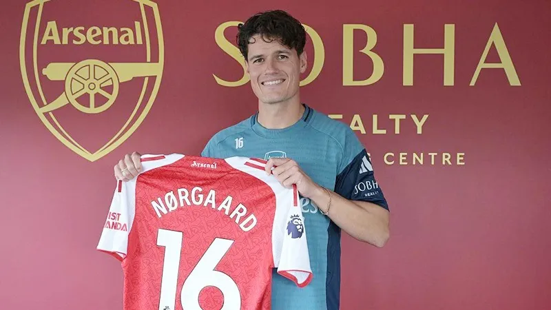 Norgaard là tiền vệ tân binh thứ 2 của Arsenal sau Martin Zubimendi từ Real Sociedad. Arsenal.jpg