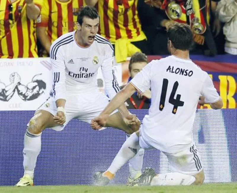 Bale sát cánh với Alonso trong một mùa giải khi họ cùng nhau vô địch Champions League 2013-14. Morgan Gibbs-White.jpg