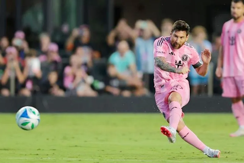 Bàn thắng thứ 69 từ đá phạt trực tiếp của Messi mở đường giúp Inter Miami thắng Nashville 2-1. Lionel Messi1.jpg