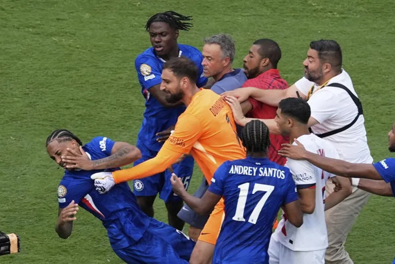 HLV Luis Enrique và một số cầu thủ PSG đã xô xát với cầu thủ Joao Pedro của Chelsea.