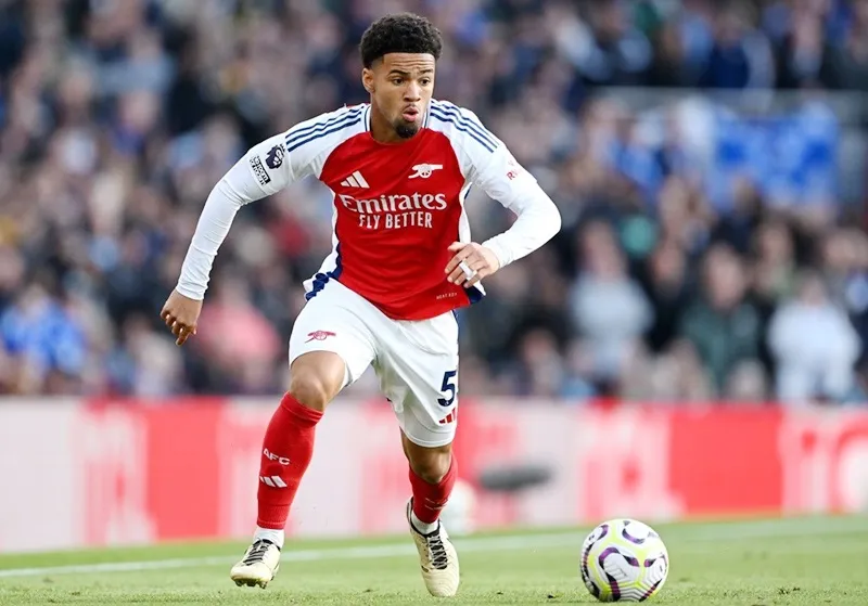 Tài năng 18 tuổi Ethan Nwaneri đã đồng ý ký hợp đồng mới 4 năm với Arsenal.