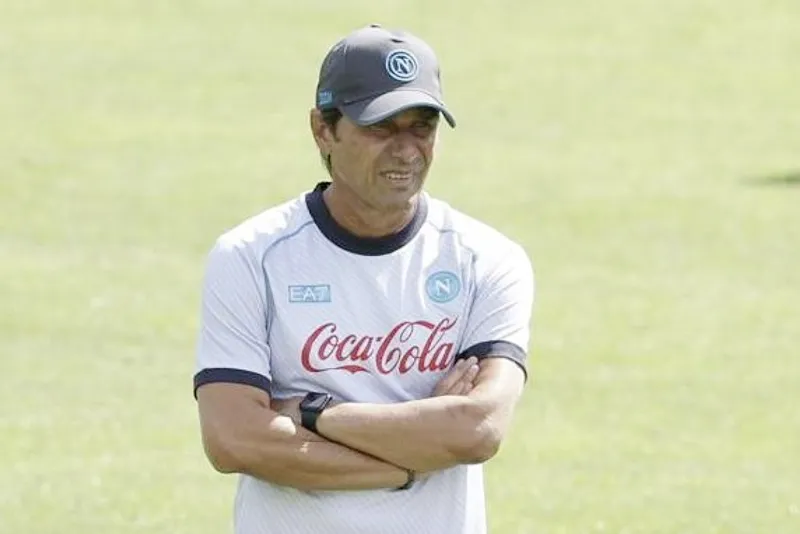 HLV Antonio Conte đã cảnh báo nhà vô địch Serie A Napoli cần phải giữ sự khiêm tốn.