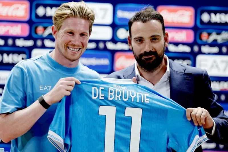 Kevin De Bruyne nhận chiếc áo số 11 tại đội bóng mới Napoli.