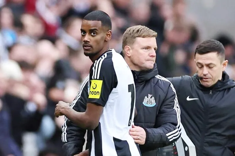 HLV Eddie Howe tin Alexander Isak vẫn ở lại khi kỳ chuyển nhượng kết thúc vào ngày 1-9. Isak1.jpg