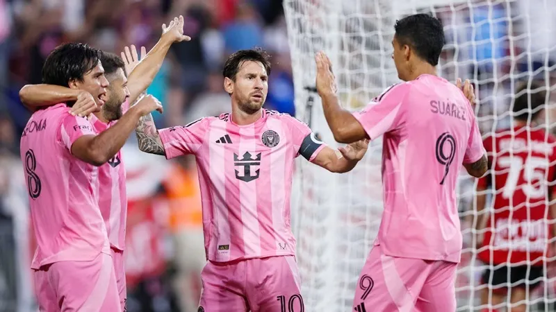 Lionel Messi ghi cú đúp thứ 6 trong 7 trận giúp Inter Miami thắng 5-1 trên sân New York Red Bulls.
