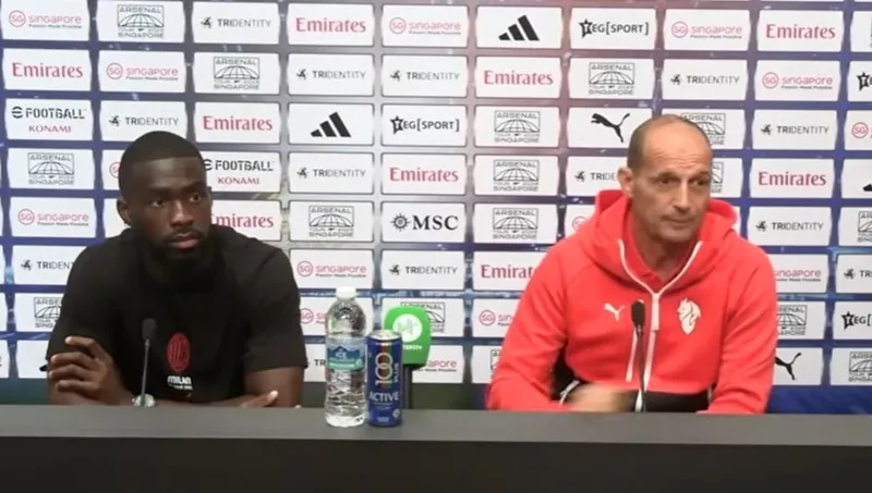 HLV Max Allegri và hậu vệ Tomori trong buổi họp báo ở Singapore