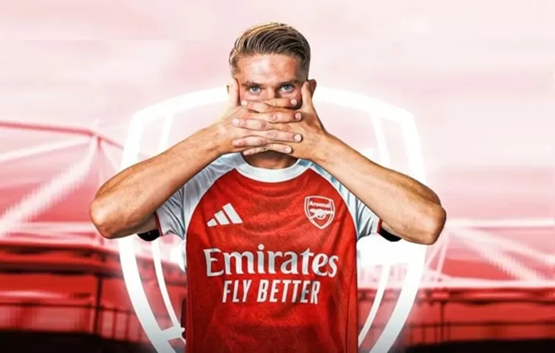 Viktor Gyokeres khoác áo Arsenal trên trang mạng của Fabrizio Romano