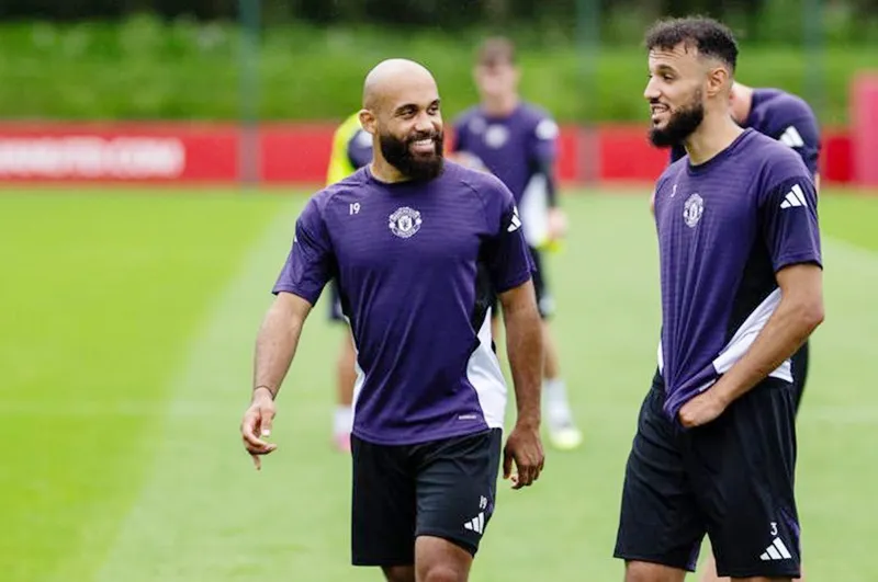 Bryan Mbeumo (trái) và Noussair Mazraoui có thể vắng mặt trong một số trận đấu đấu năm vì tham dự AFCON.