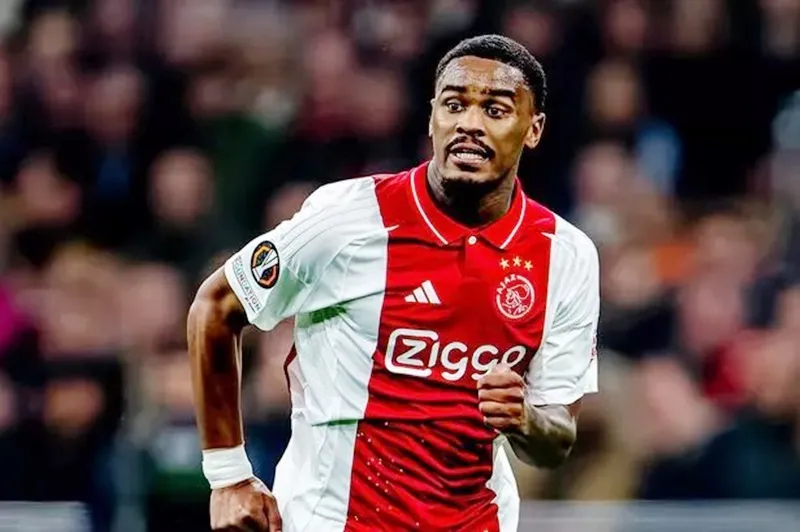 Chelsea đồng ý các điều khoản cá nhân với hậu vệ đa năng Jorrel Hato của Ajax Amsterdam.