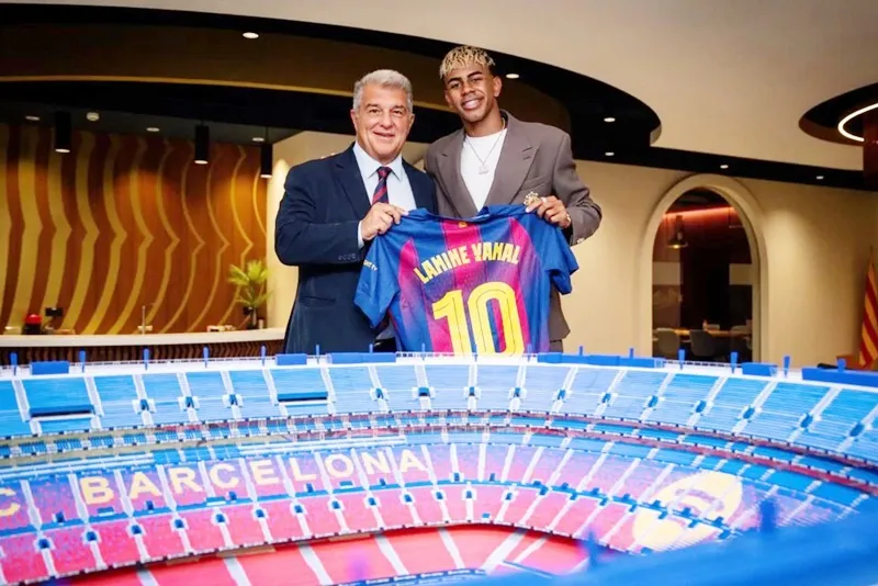 Chủ tịch Joan Laporta trong ngày trao cho Lamine Yamal chiếc áo số 10 huyền thoại của Barcelona.