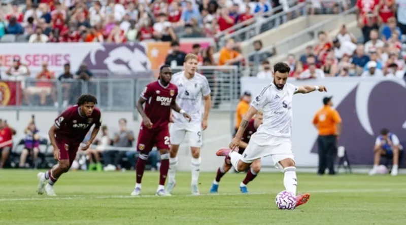 Bruno Fernandes ghi 2 bàn giúp Man.United khởi động chuyến du đấu tại Mỹ bằng chiến thắng West Ham 2-1. Fernandes1.jpg