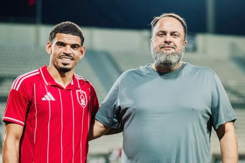 Ông chủ Evangelos Marinakis đã giữ Gibbs-White sau khi rất tức giận về cách tiếp cận của Tottenham. Tottenham.jpg