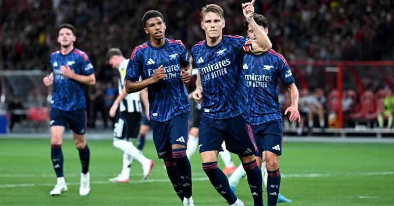 Pha đá phạt đền ở phút 85 của Martin Odegaard giúp Arsenal thắng Newcastle 3-2 tại Singapore. Odegaard.jpg