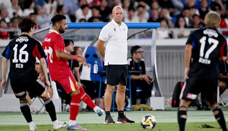 HLV Arne Slot không tỏ ra quá lạc quan khi cùng Liverpool trở lại Anh. Slot.jpg